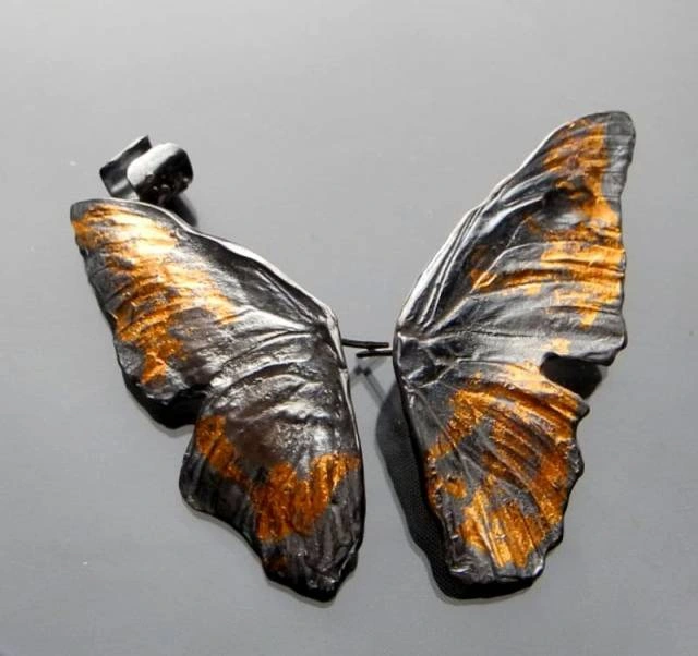 Skrzydła motyla – średnie, czarno-złote kolczyki nausznice